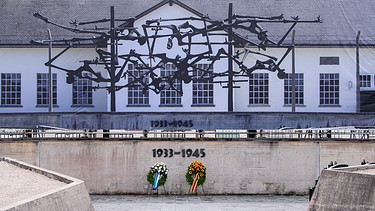 Erinnerungskultur und Gedenkpolitik - Symbolbild (KZ-Gedenkstätte Dachau, Kränze)  | Bild:  picture alliance/dpa Sven Hoppe